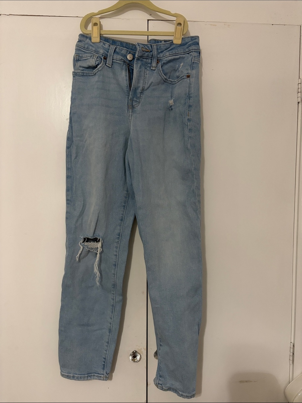 Old Navy Women's Light Blue Skinny Jeans with Distressed Knee